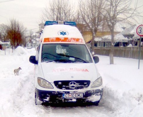 Ambulanţă implicată într-un accident, la Valu